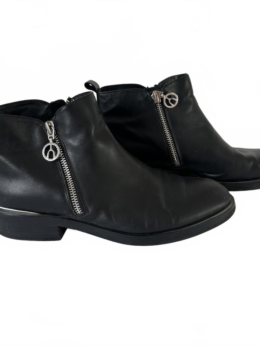 Wishbone Collection Black Leather Block Heel Ankle Boots - Size 8